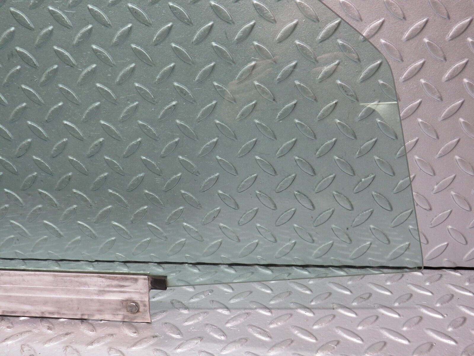 39069 Mercedes-Benz W201 190E 2.6L Front Right Door Window Glass