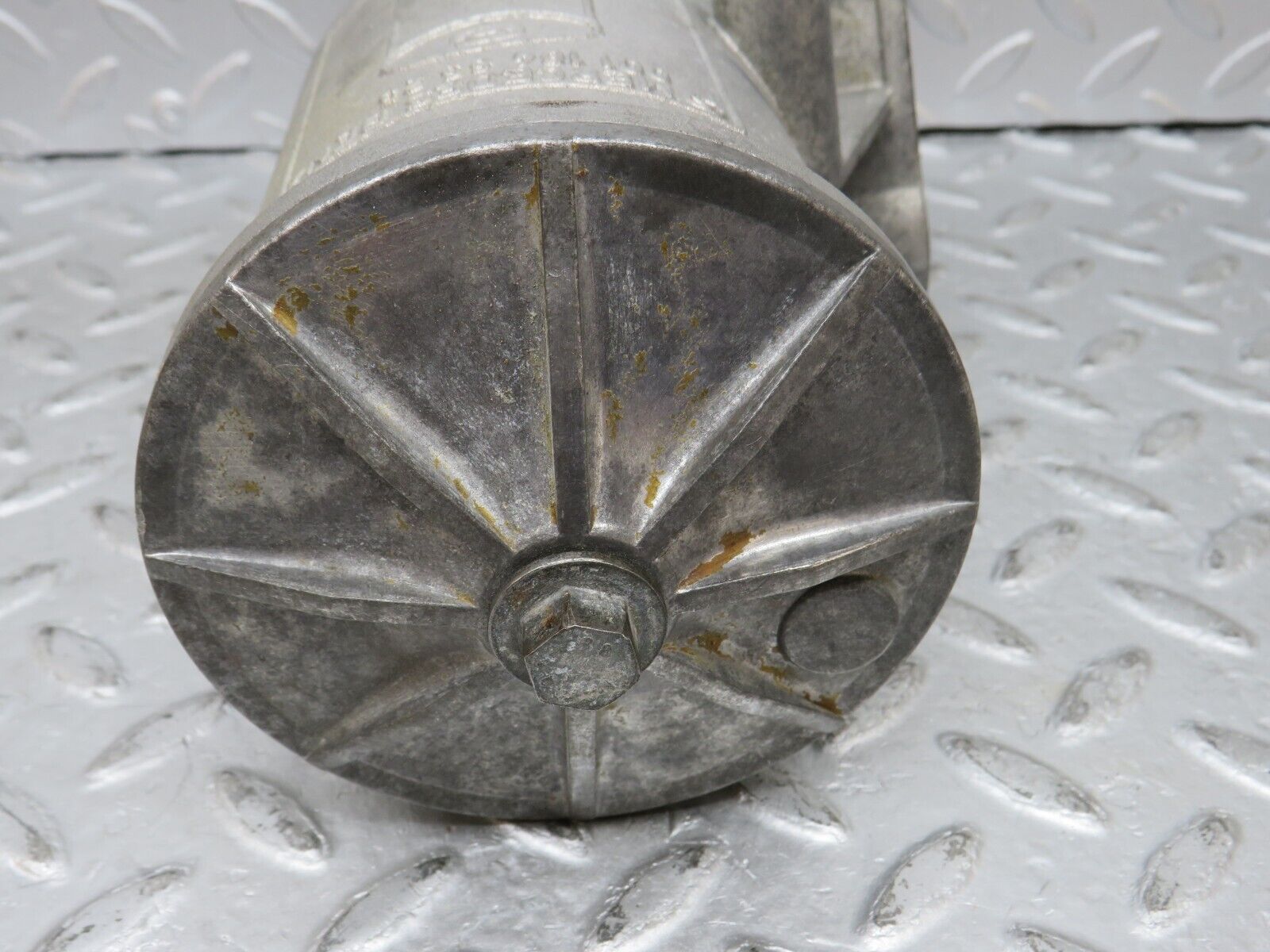 36333 Mercedes-Benz W126 420SE Oil Filter Housing 1171802611 1171840008