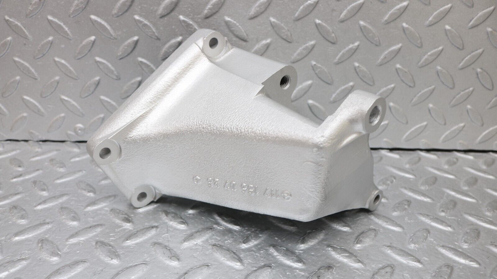 37224 Mercedes-Benz C126 420SEC Coupe Alternator Generator Bracket 1171550735