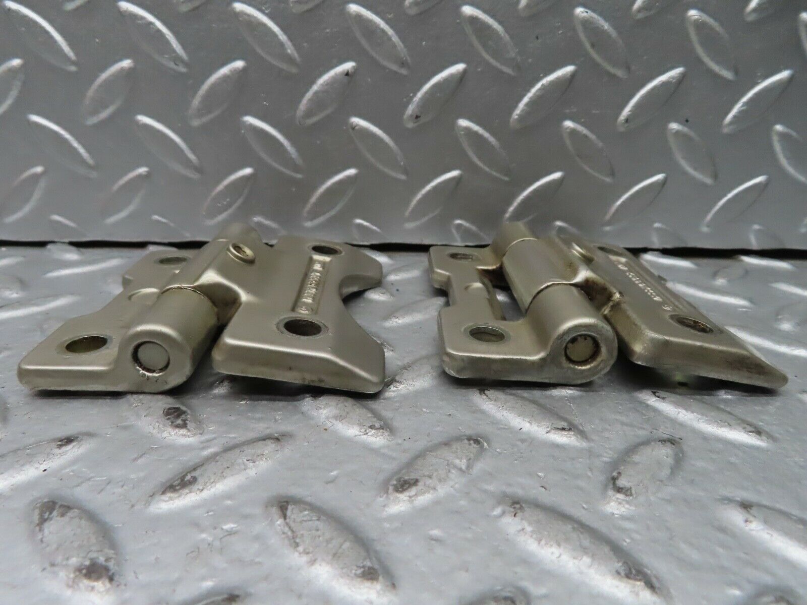 21537 Mercedes-Benz W126 300SE Door Hinges Pair 1237200037