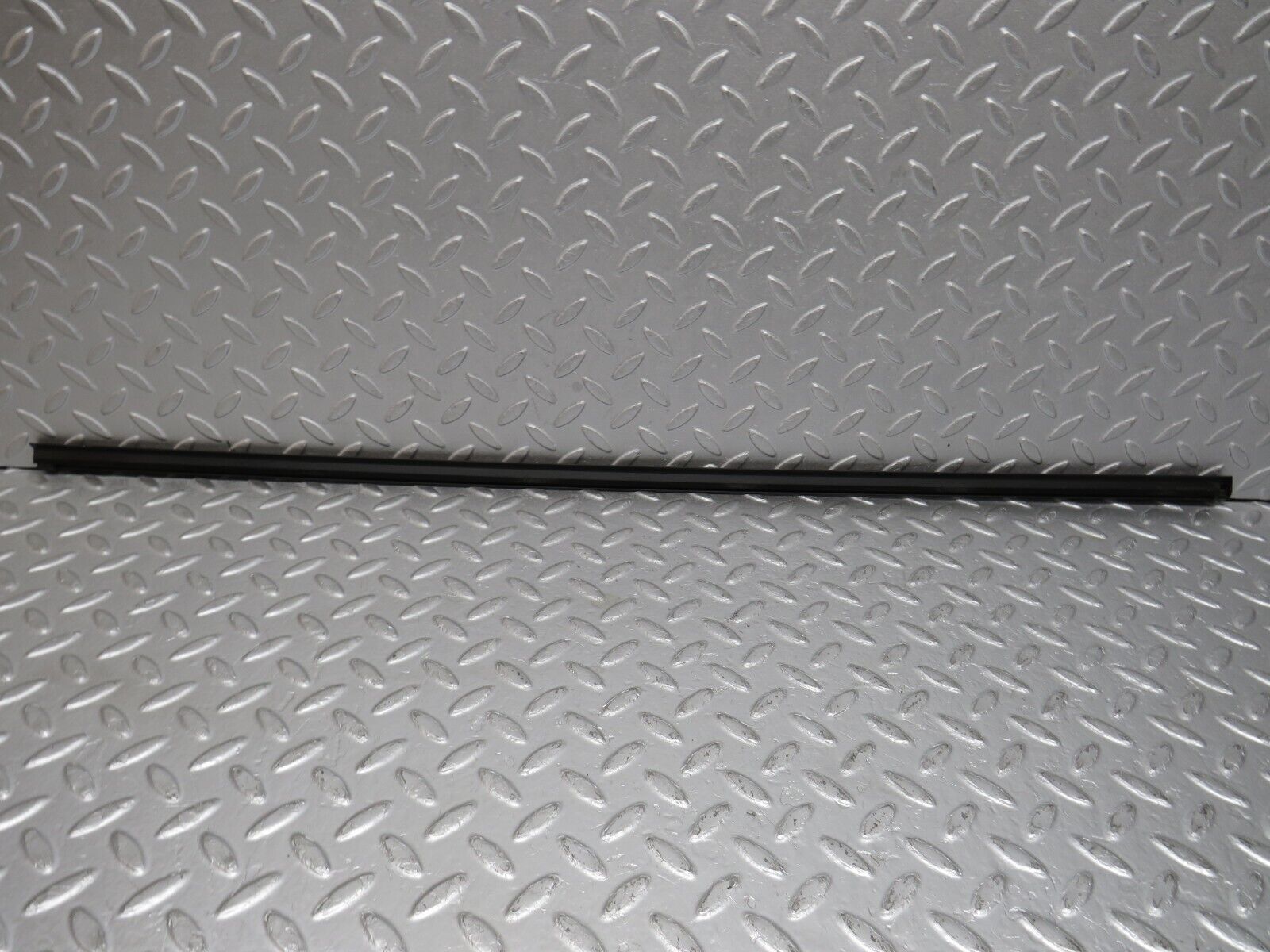 39653 Mercedes-Benz R129 320SL Coupe Right Door Window Moulding Trim