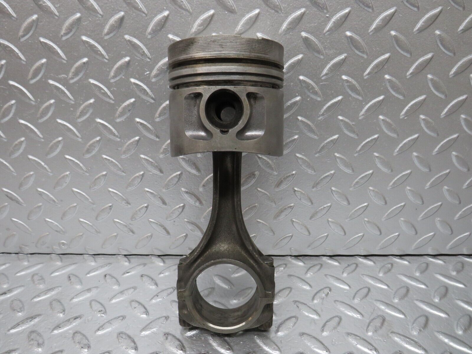 32935 Mercedes-Benz W123 300D Piston With Connecting Rod 90.885 mm 61502