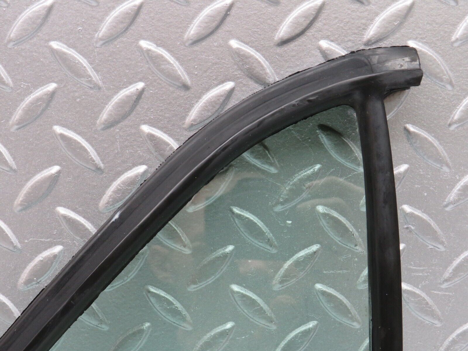 33142 Mercedes-Benz W123 Rear Right Quarter Window Glass 1237350224