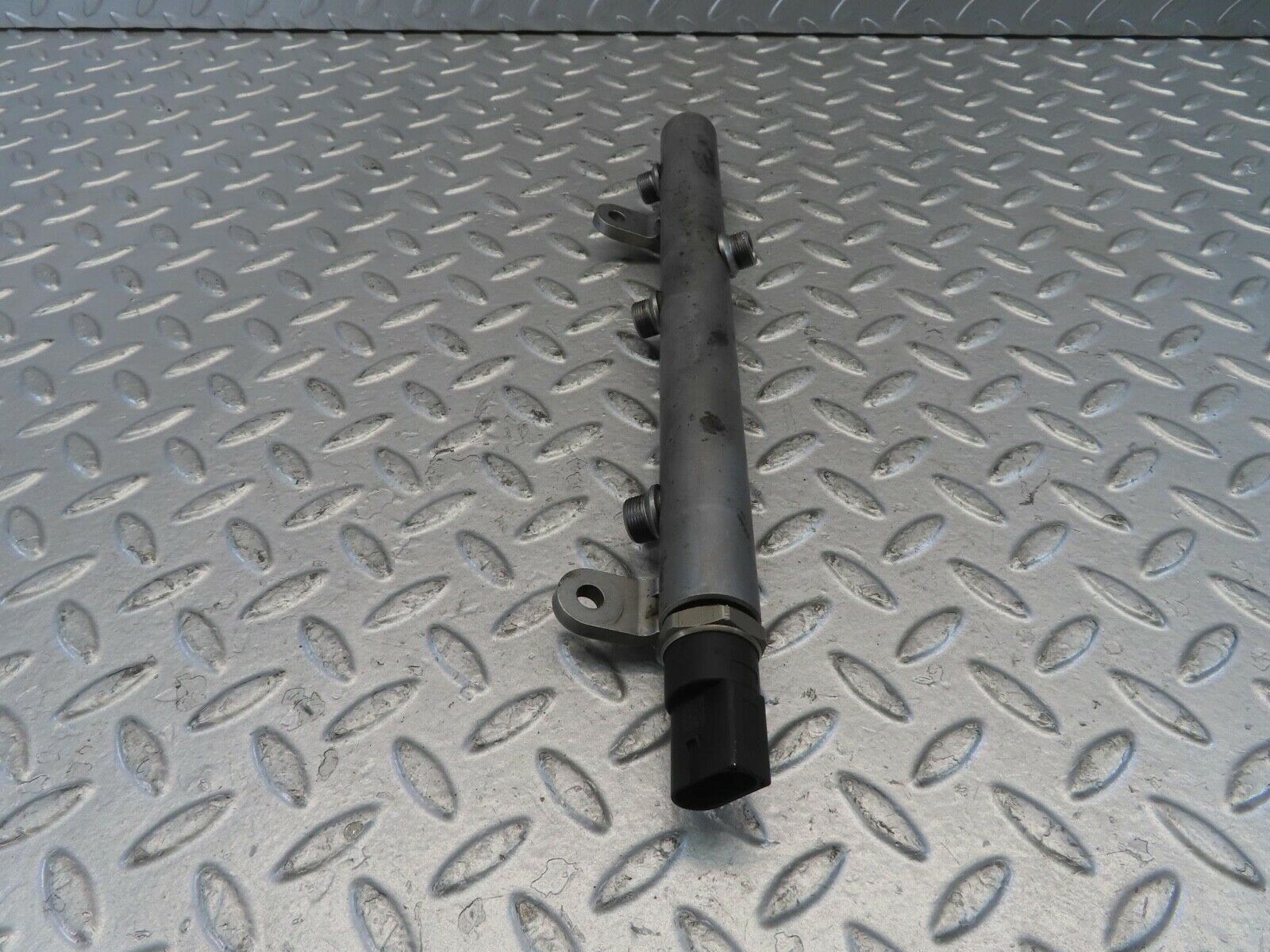 11207 Mercedes-Benz W221 S320 Fuel Rail Right Side With Pressure Sensor