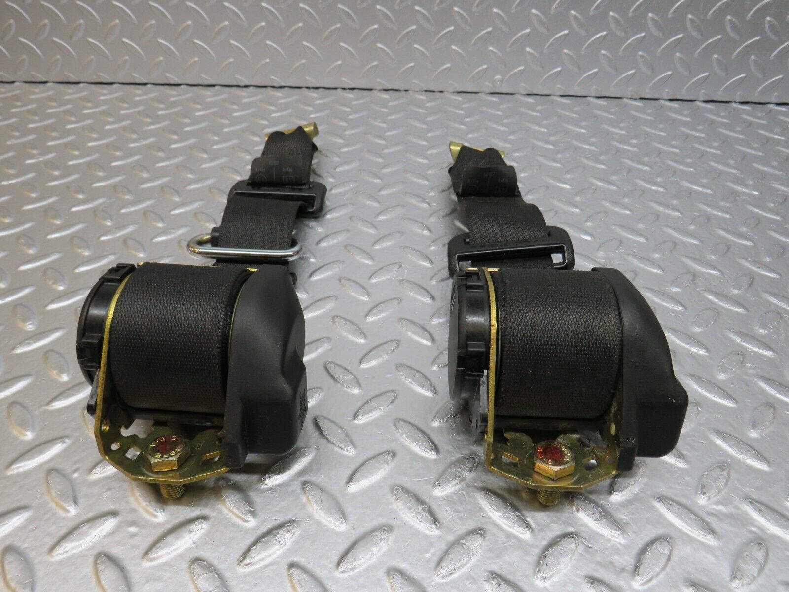 34011 Mercedes-Benz W124 260E Rear Seat Belt Set