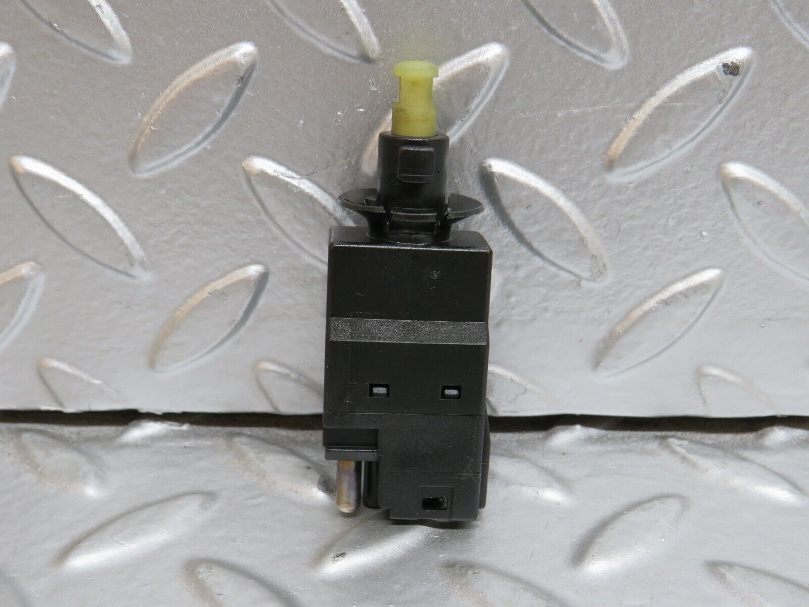 29178 Mercedes-Benz C124 320CE Coupe Brake Light Switch 0015450109