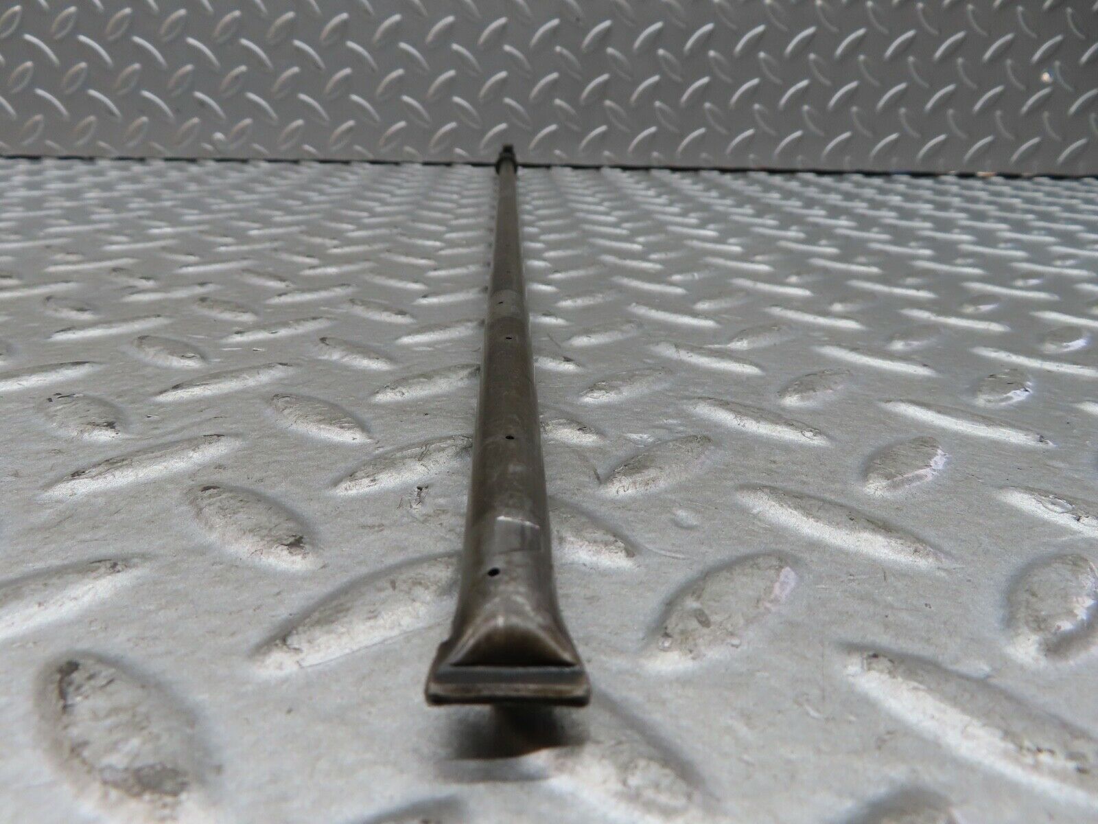 19248 Mercedes-Benz W123 300D Camshaft Oil Tube