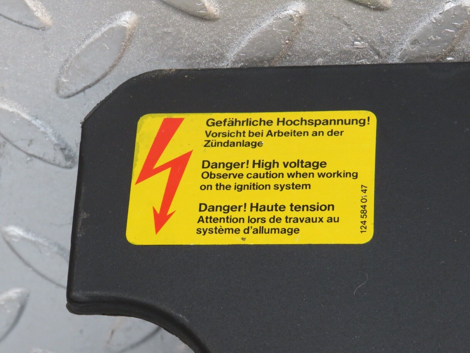 38372 Mercedes-Benz R129 280SL Coupe Ignition Wire Cover 1041590325