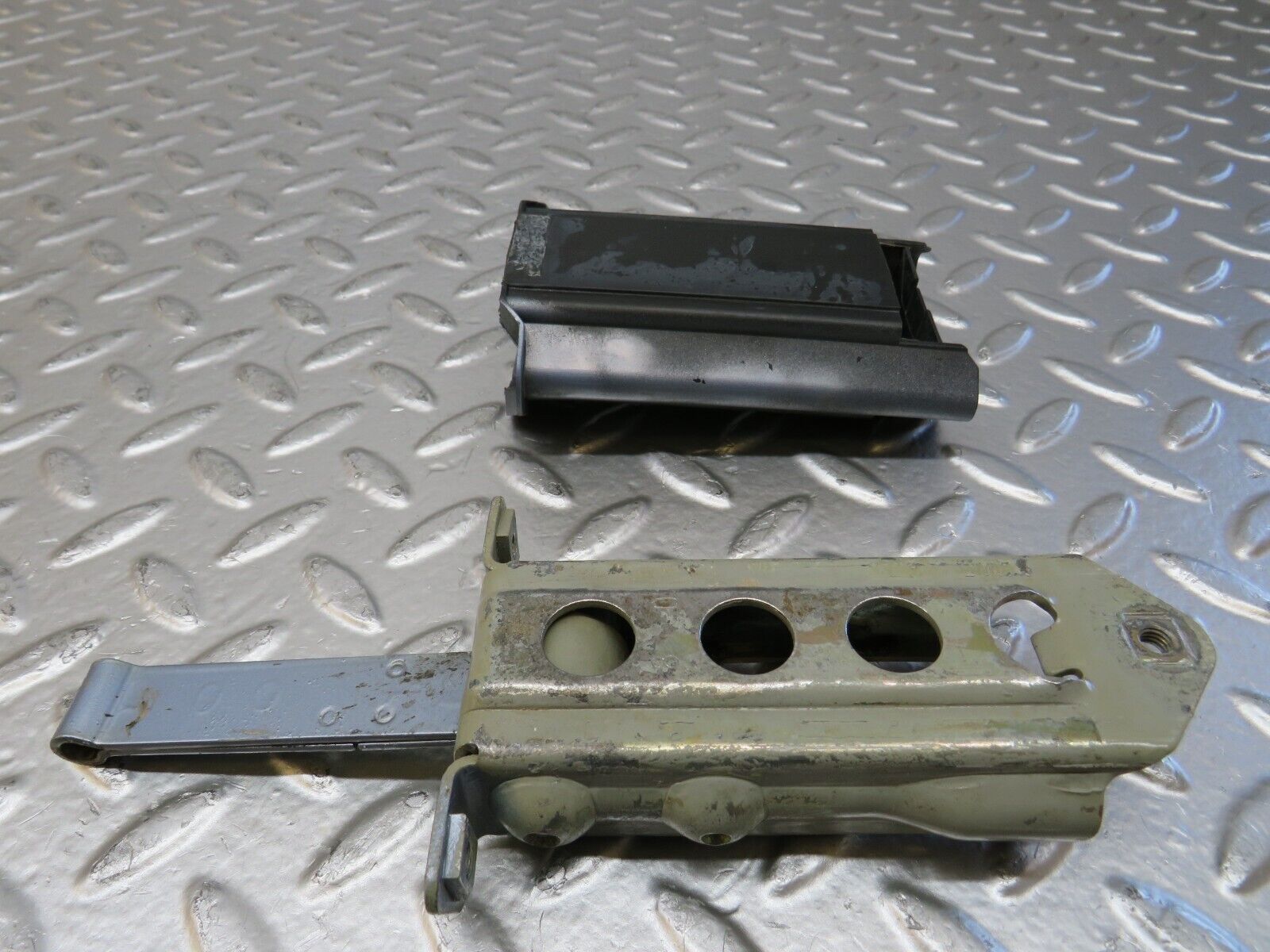 25281 Mercedes-Benz W201 190D Rear Door Safety Check Strap