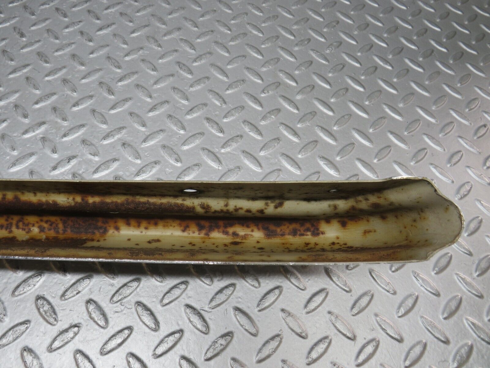 37670 Mercedes-Benz W109 300SEL Front Right Upper Bumper Corner