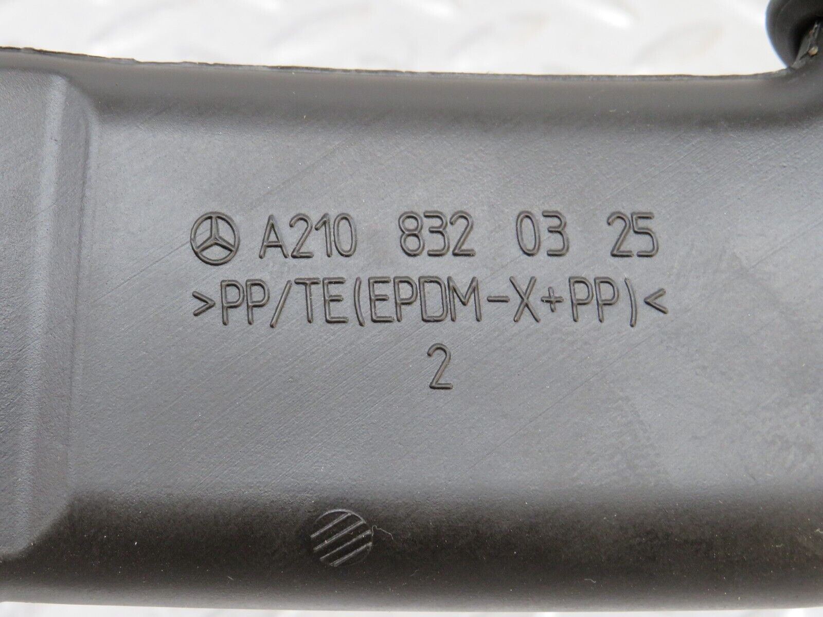 35000 Mercedes-Benz W210 320E Water Drain 2108320325 2108320225