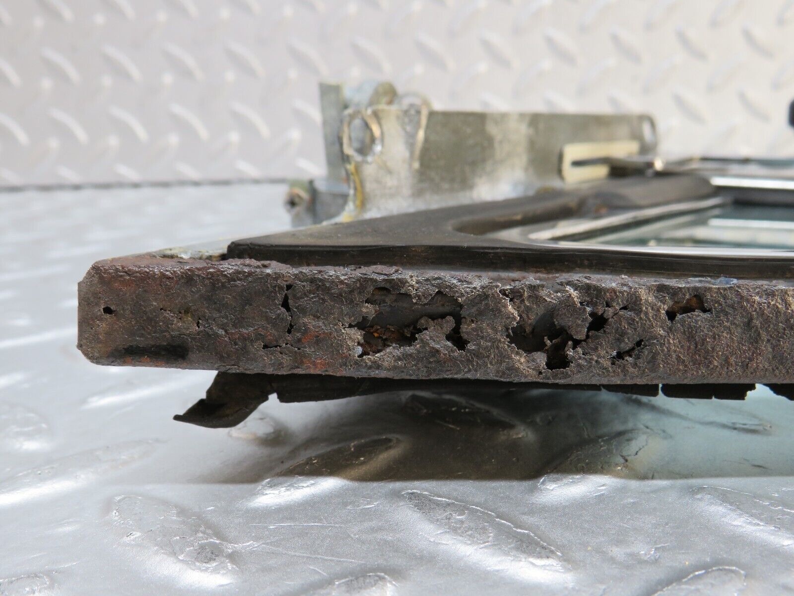 37518 Mercedes-Benz W109 300SEL Front Left Quarter Window Glass