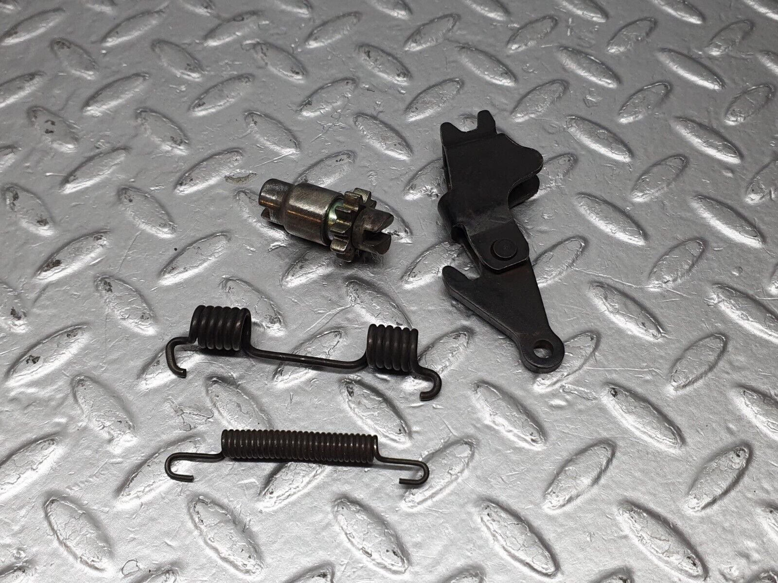 40822 Mercedes-Benz W123 300D Rear Brake Shoes Set Right Side 1234230006