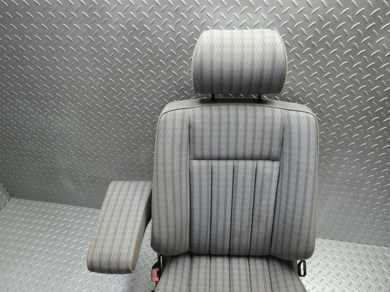 24370 Mercedes-Benz S124 220TE Wagon Front Left Seat Grey
