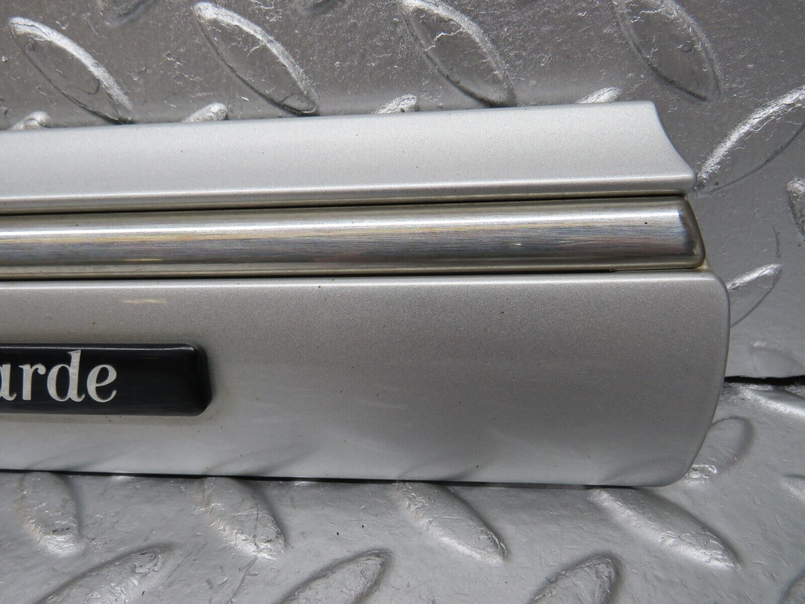 34718 Mercedes-Benz W210 320E Front Left Fender Wing Centre Moulding Trim 210690018