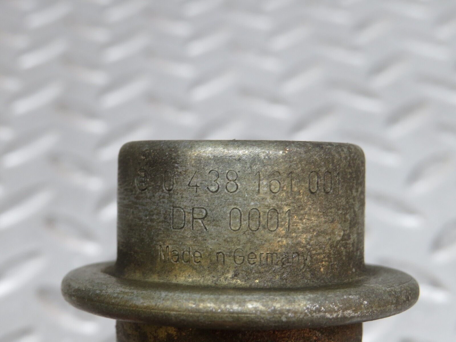 29450 Mercedes-Benz W124 230E Bosch Fuel Pressure Regulator 0438161001