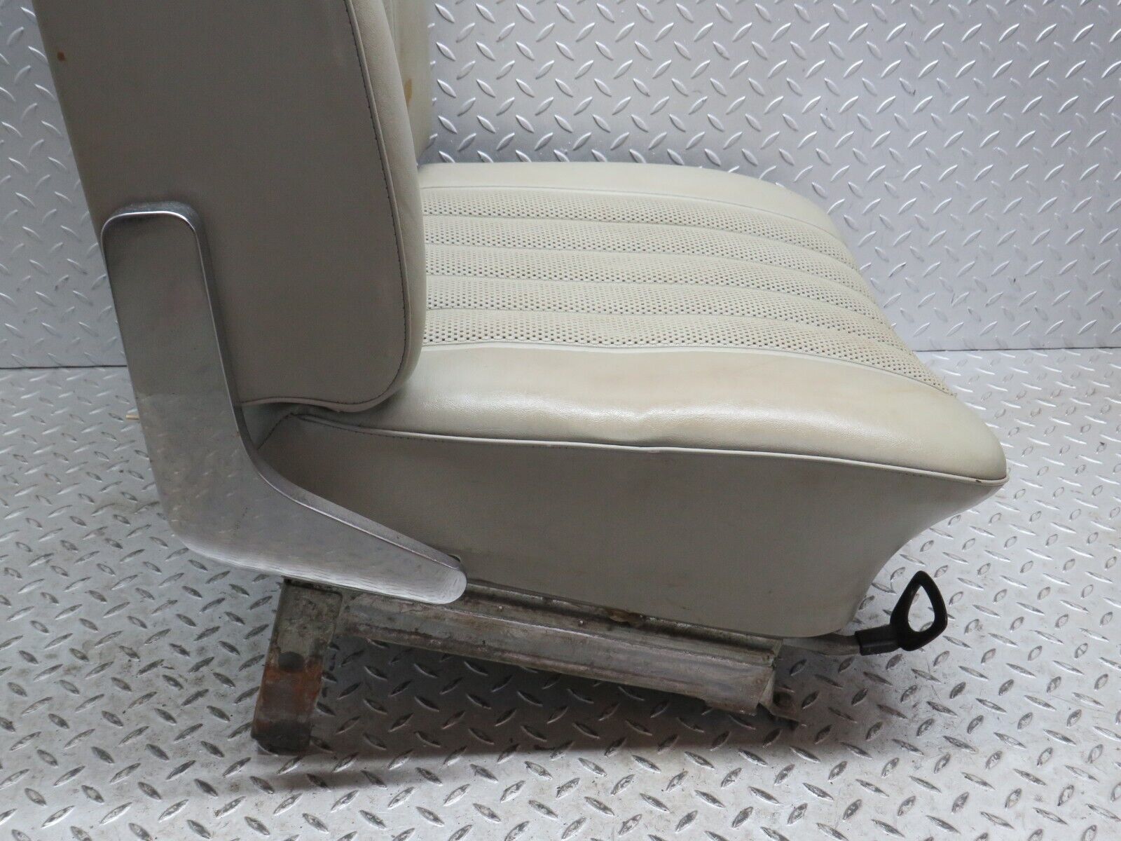 40510 Mercedes-Benz W110 230 Front Right Seat Leather Beige