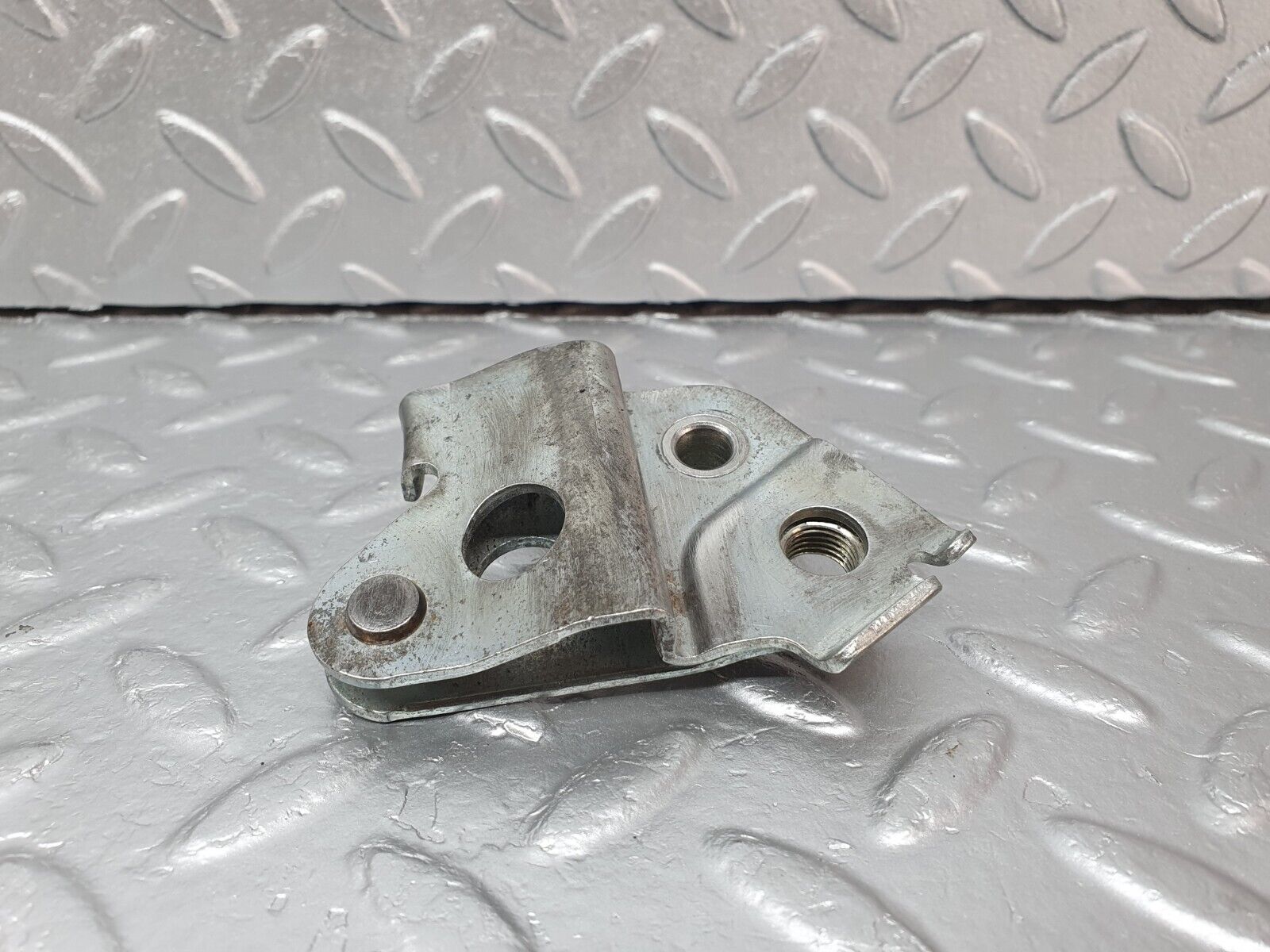 40796 Mercedes-Benz W123 300D Front Right Seat Belt Bracket