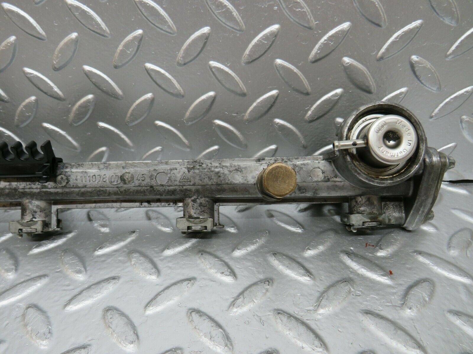 24414 Mercedes-Benz S124 220TE Wagon Fuel Injector Rail 1110780745