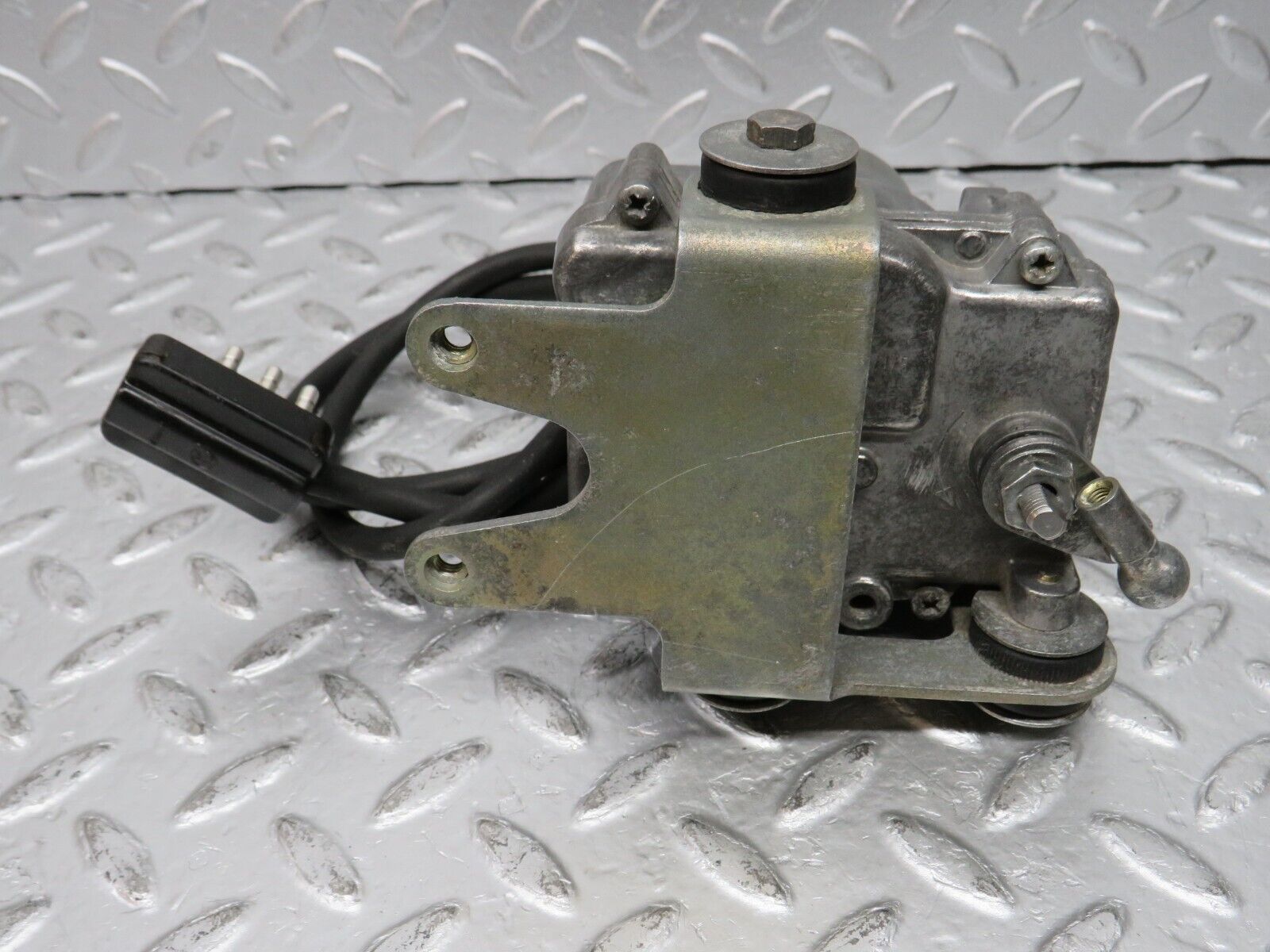 32713 Mercedes-Benz S124 300TE Wagon Cruise Control Actuator 0025458632