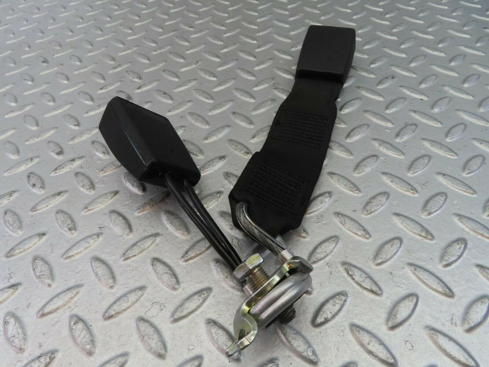 10383 Mercedes-Benz W201 190E Rear Middle Seat Belt Buckle 2018606069