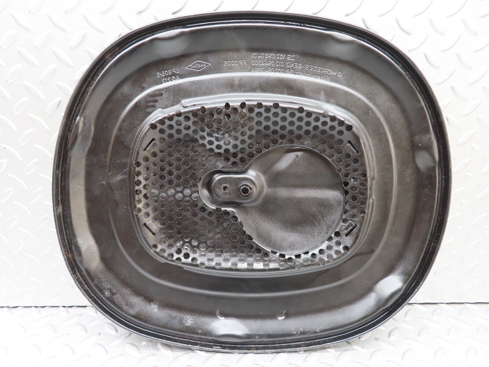 18494 Mercedes-Benz W123 230E Air Filter Box Housing Lid 1020900401