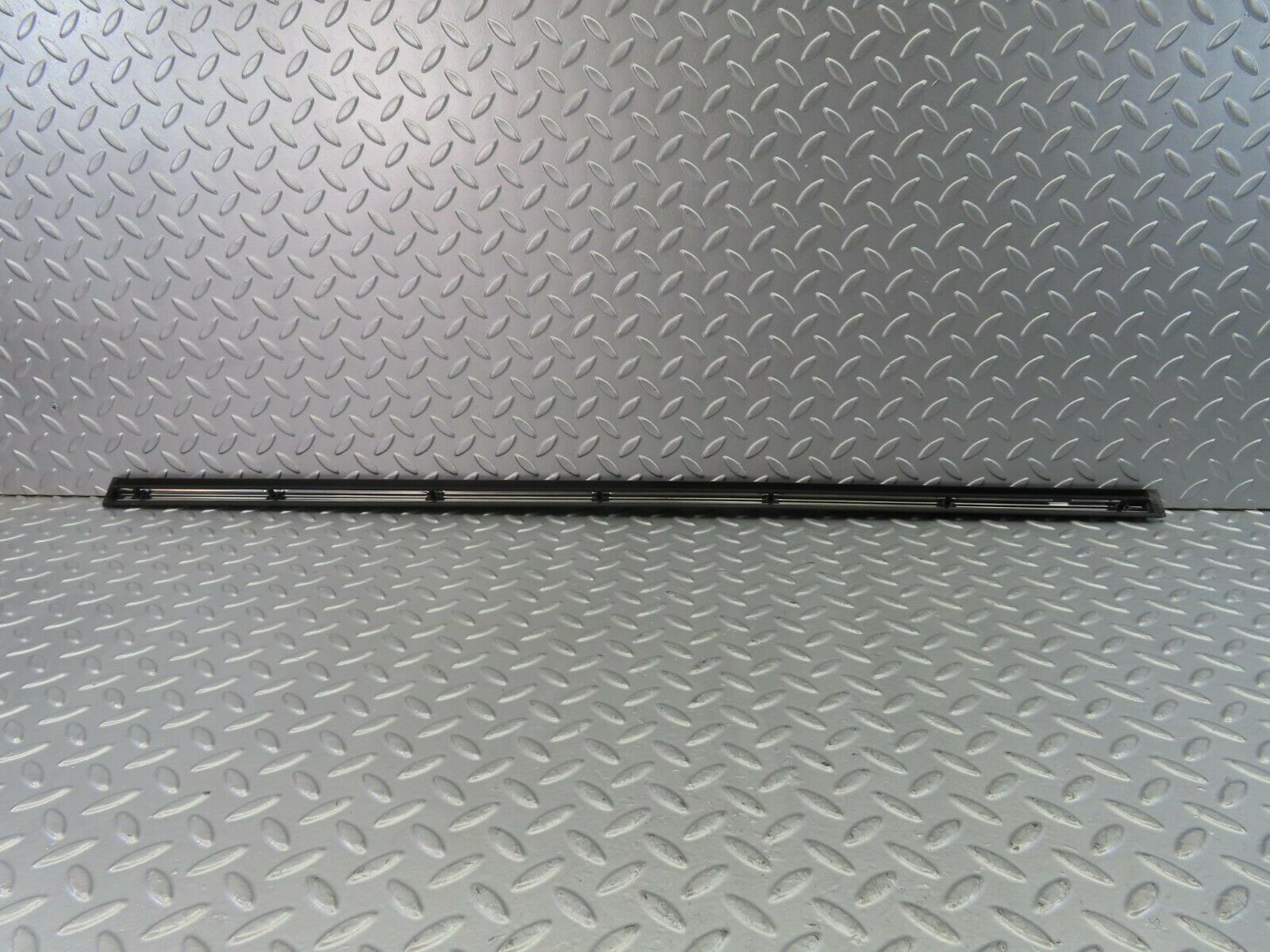 10288 Mercedes-Benz W116 Front Right Door Centre Moulding Trim