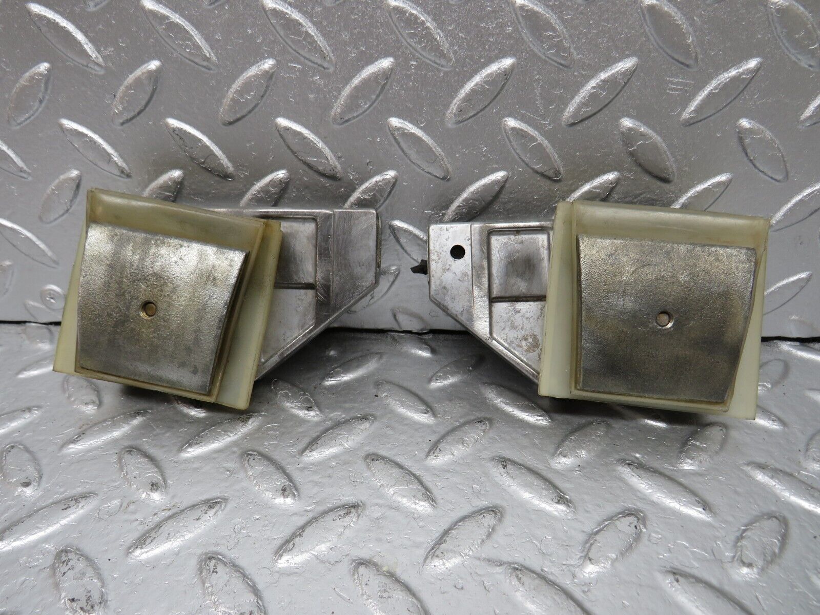 34391 Mercedes-Benz C126 380SEC Coupe Door Window Guide Bracket Pair