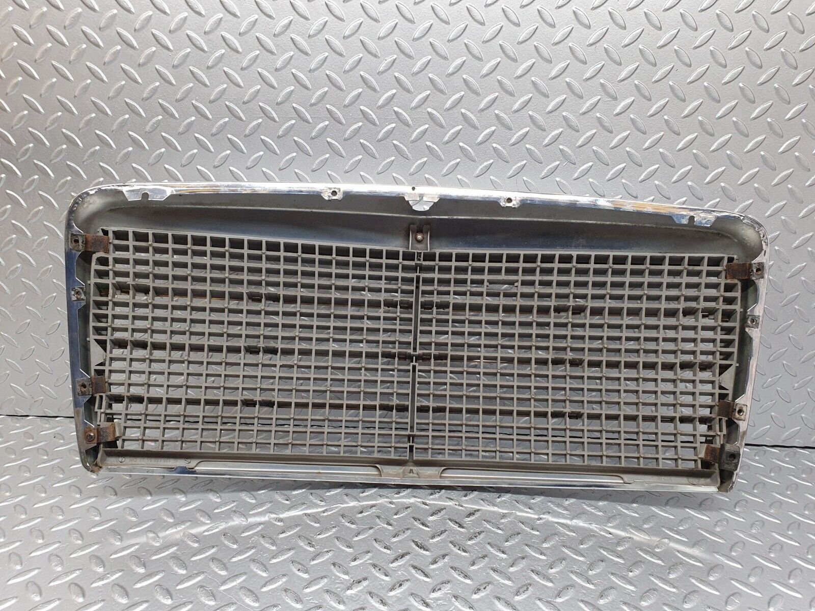 41221 Mercedes-Benz W126 300SE Bonnet Grill Chrome 1268880423