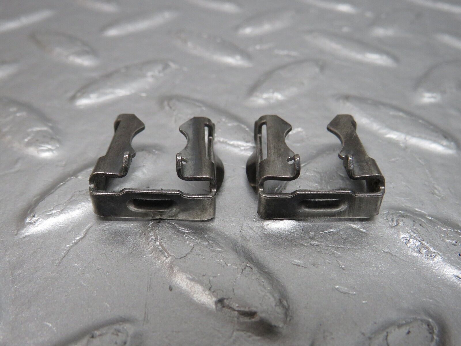 39778 Mercedes-Benz R129 320SL Coupe Fuel Injector Bracket 2x