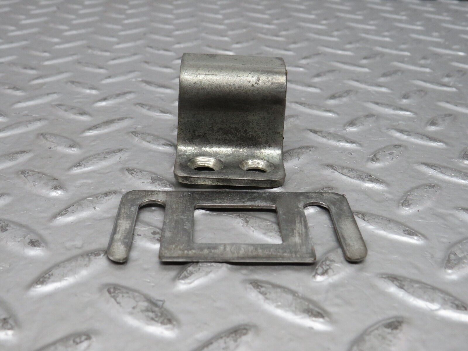 27947 Mercedes-Benz W123 280E Door Lock Latch Right Side