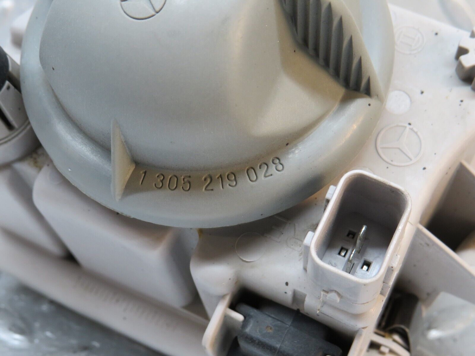 39680 Mercedes-Benz R129 320SL Coupe Front Fog Light Bosch Right Side 1298201256 0305051002