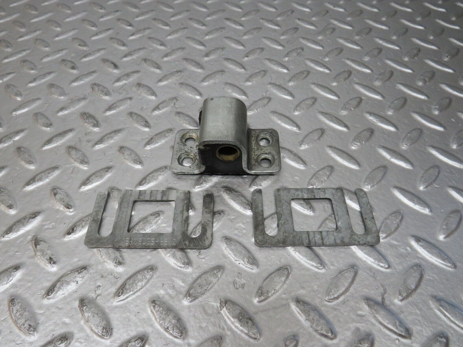 26806 Mercedes-Benz W123 240D Door Lock Latch Front Left Side