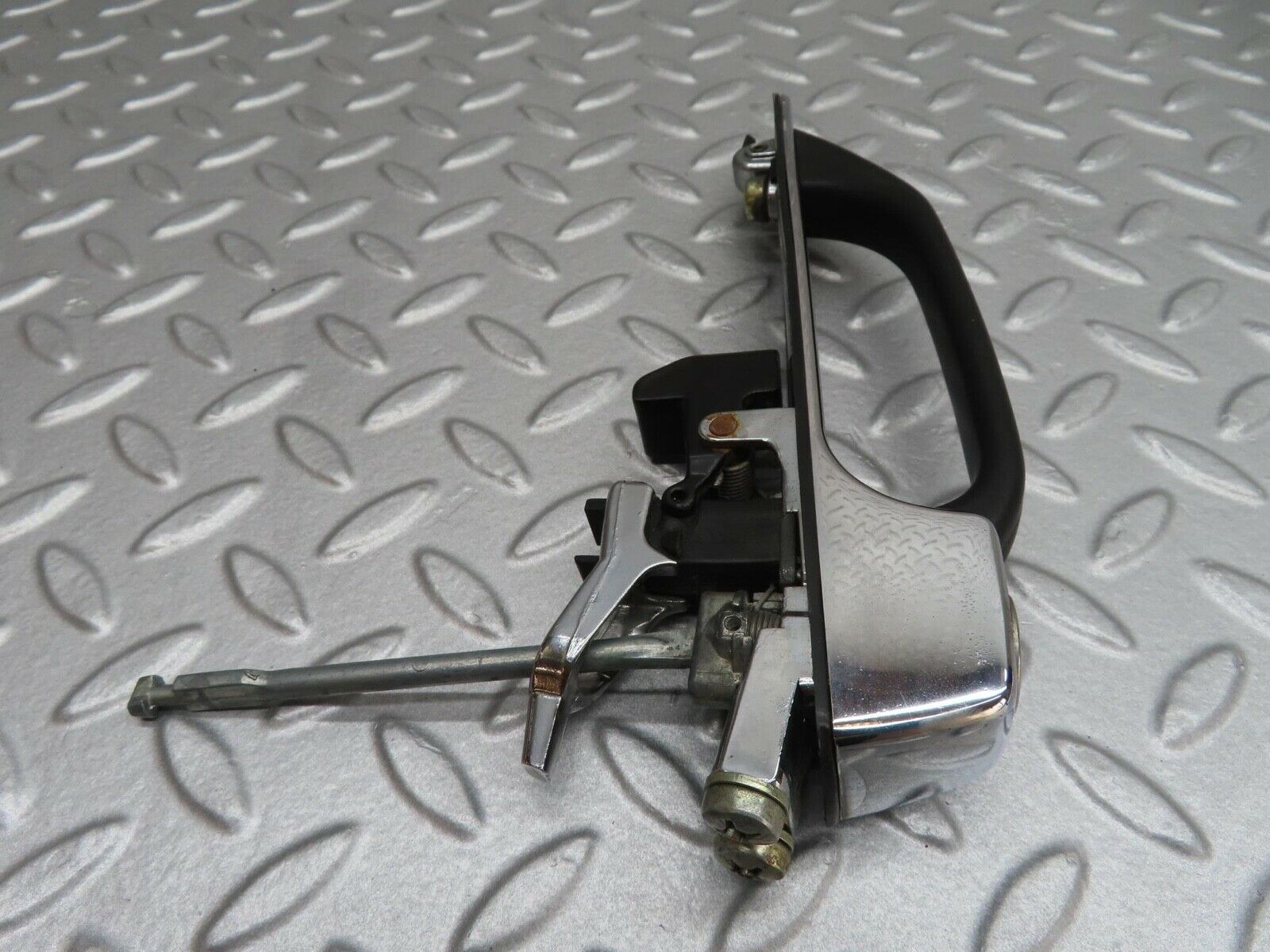 15968 Mercedes-Benz W123 280E Front Left Exterior Door Handle No Key