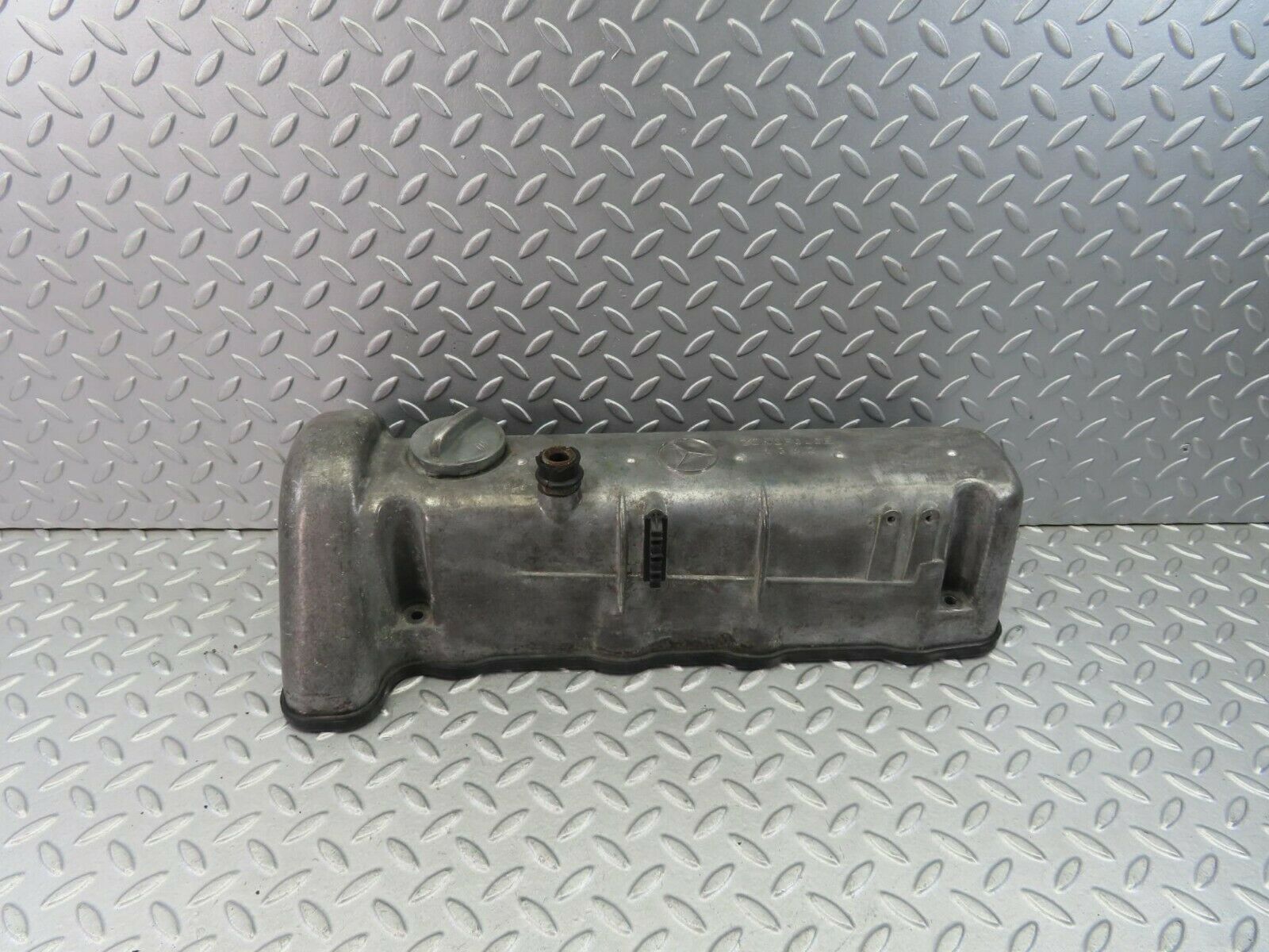 8550 Mercedes-Benz W115 Cylinder Head Valve Cover 1150160605