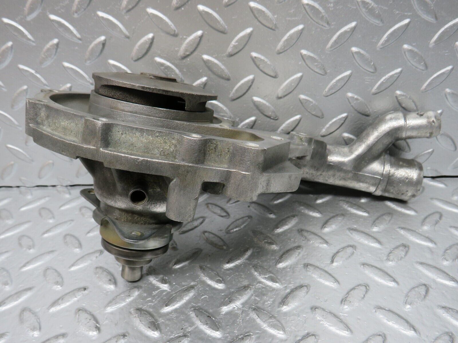 30509 Mercedes-Benz W124 230E Water Pump 1022012001