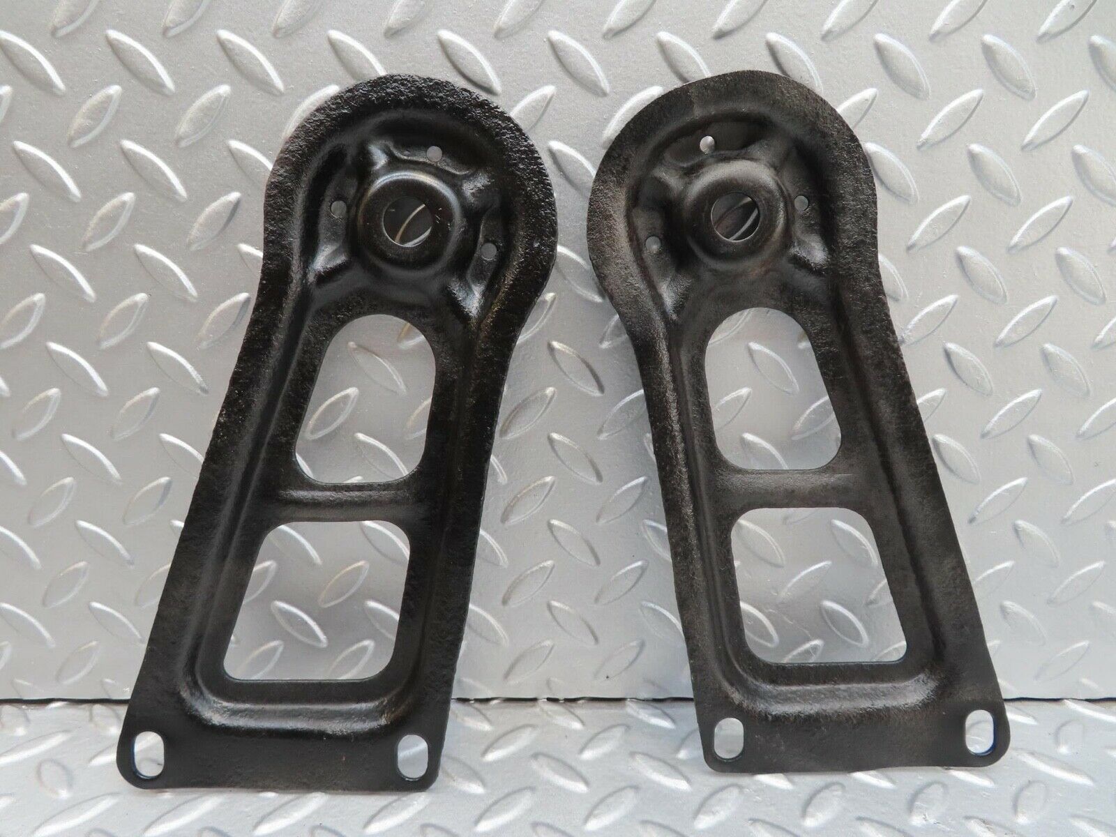 15991 Mercedes-Benz W123 280E Rear Suspension Axle Mounting Bracket