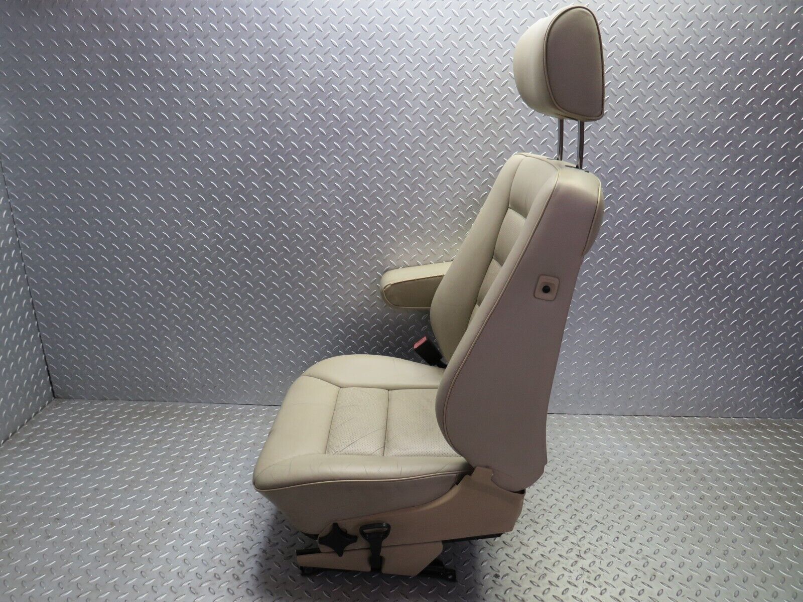 26617 Mercedes-Benz C124 220CE Coupe Front Left Seat Leather Beige