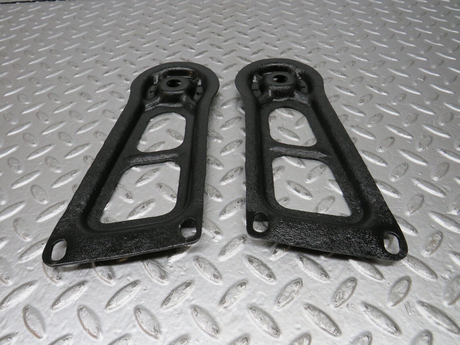 32140 Mercedes-Benz W123 230E Rear Suspension Axle Mounting Bracket