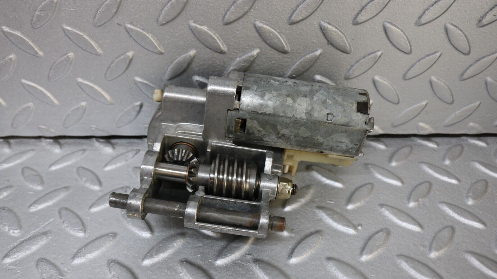 37189 Mercedes-Benz C126 420SEC Coupe Steering Column Adjustment Motor 1264600325