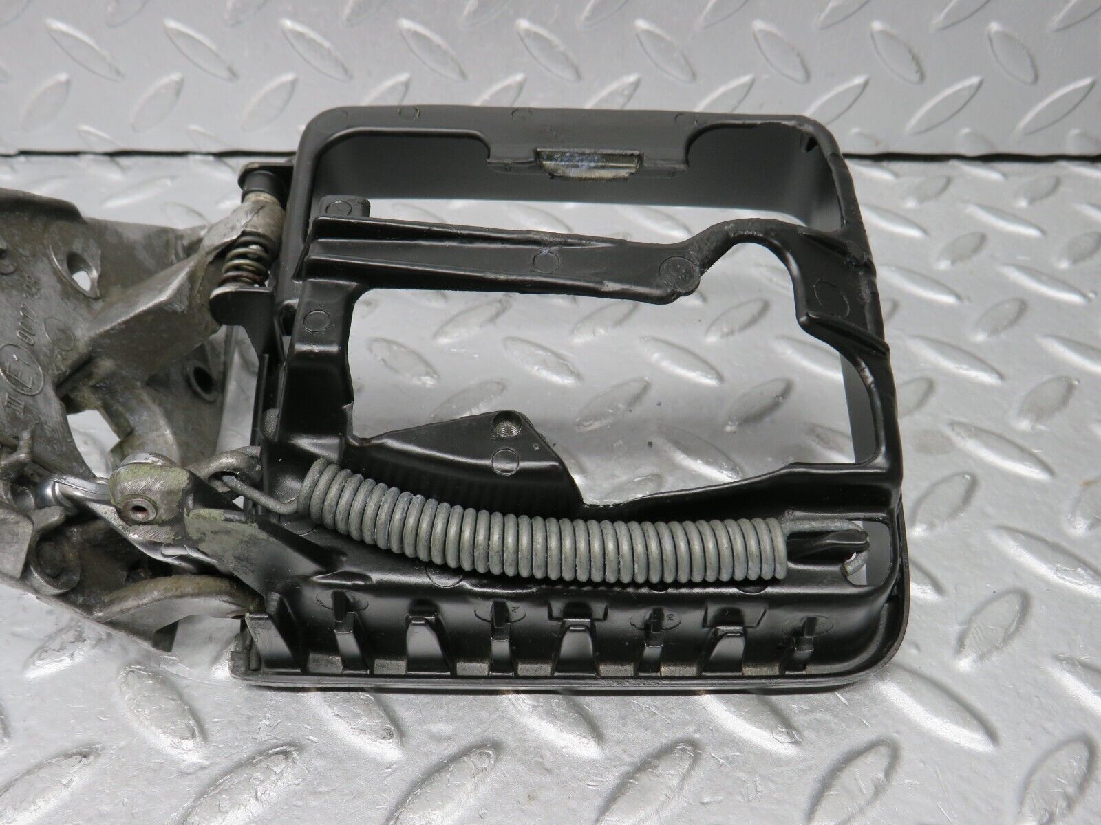 38200 Mercedes-Benz W201 190E 2.0L Wing Mirror Bracket With Frame Left 1248110541 1248110335