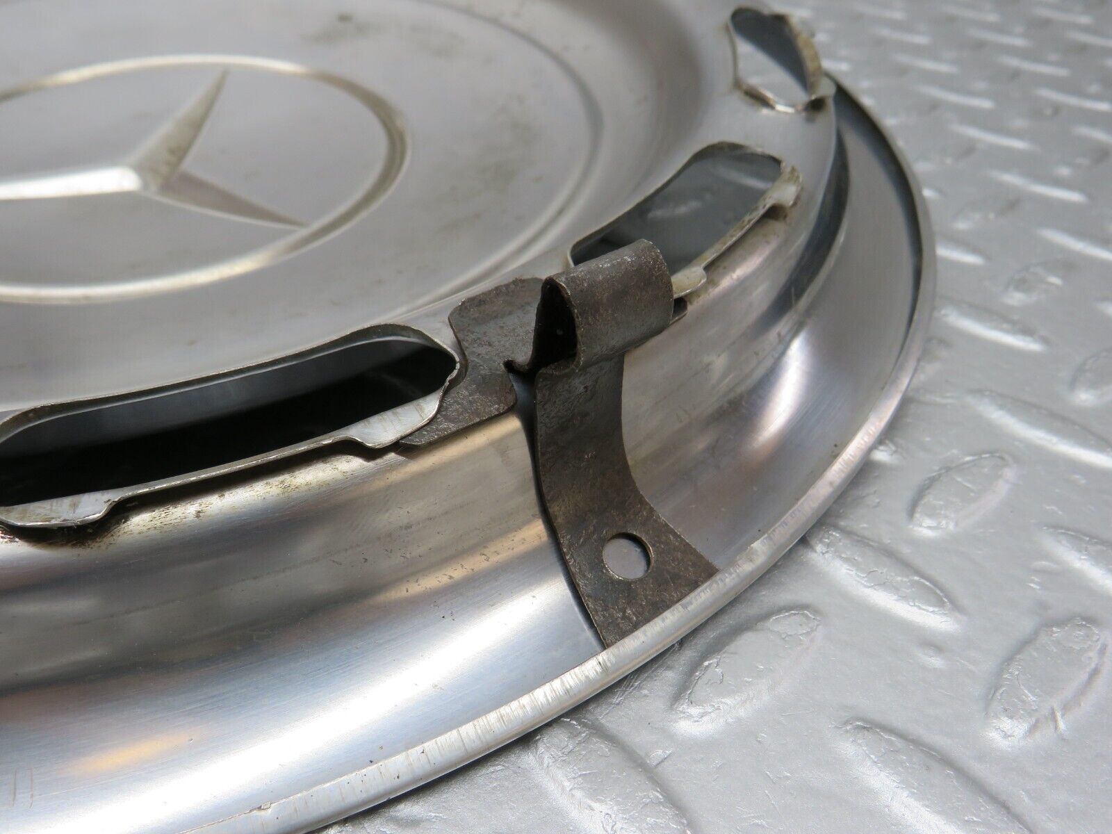 37464 Mercedes-Benz W109 300SEL Wheel Hub Cap 14"