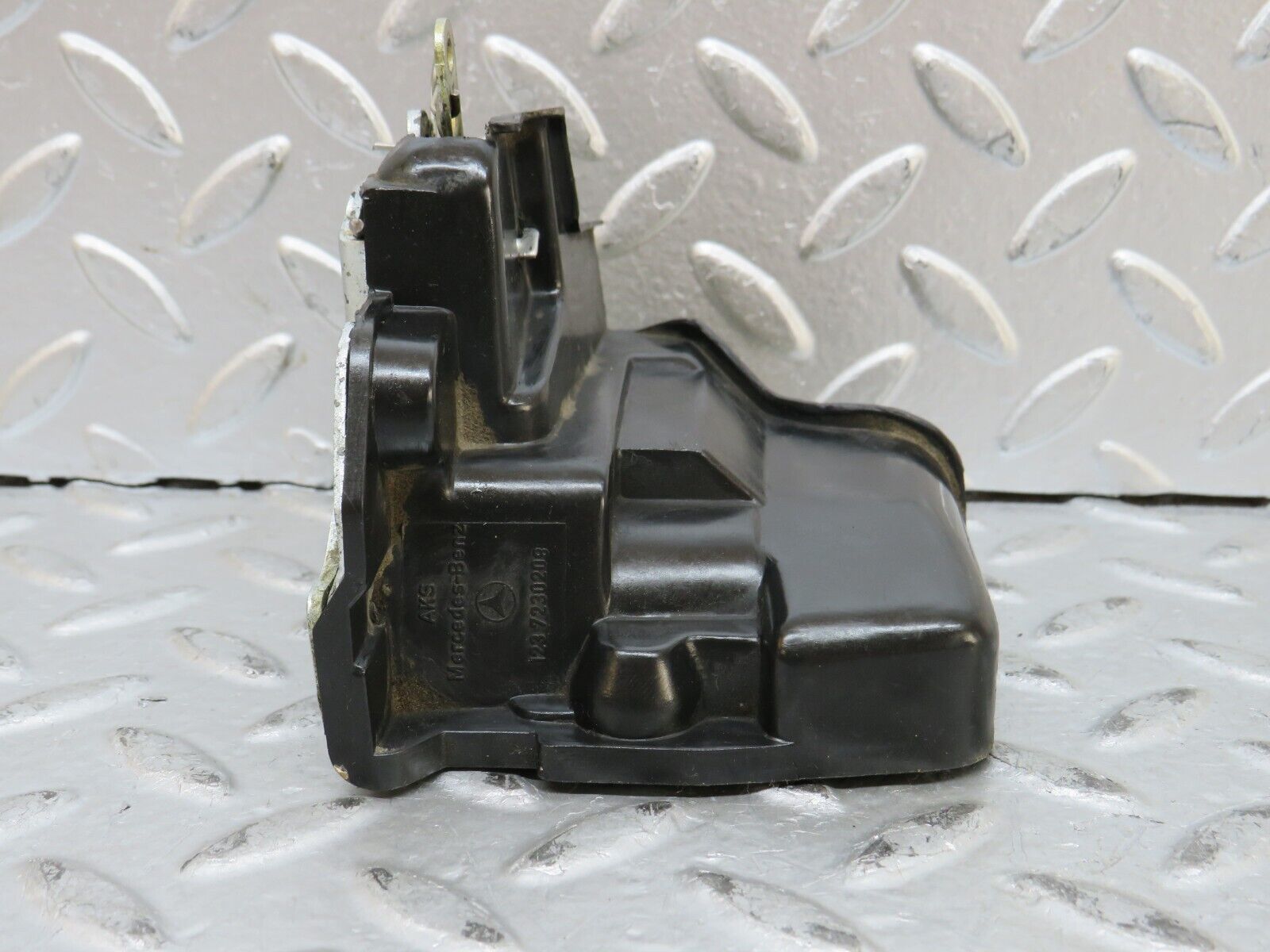 28290 Mercedes-Benz S123 240D Wagon Rear Right Door Lock Mechanism 1237330208