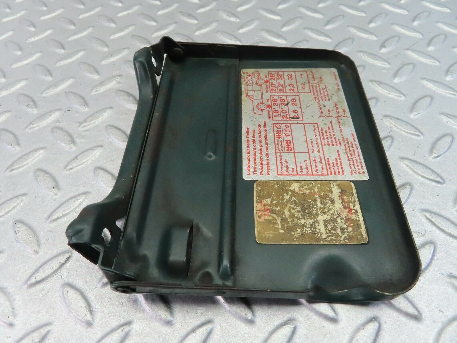 7980 Mercedes-Benz W115 220D Fuel Tank Flap Cap 1145840139