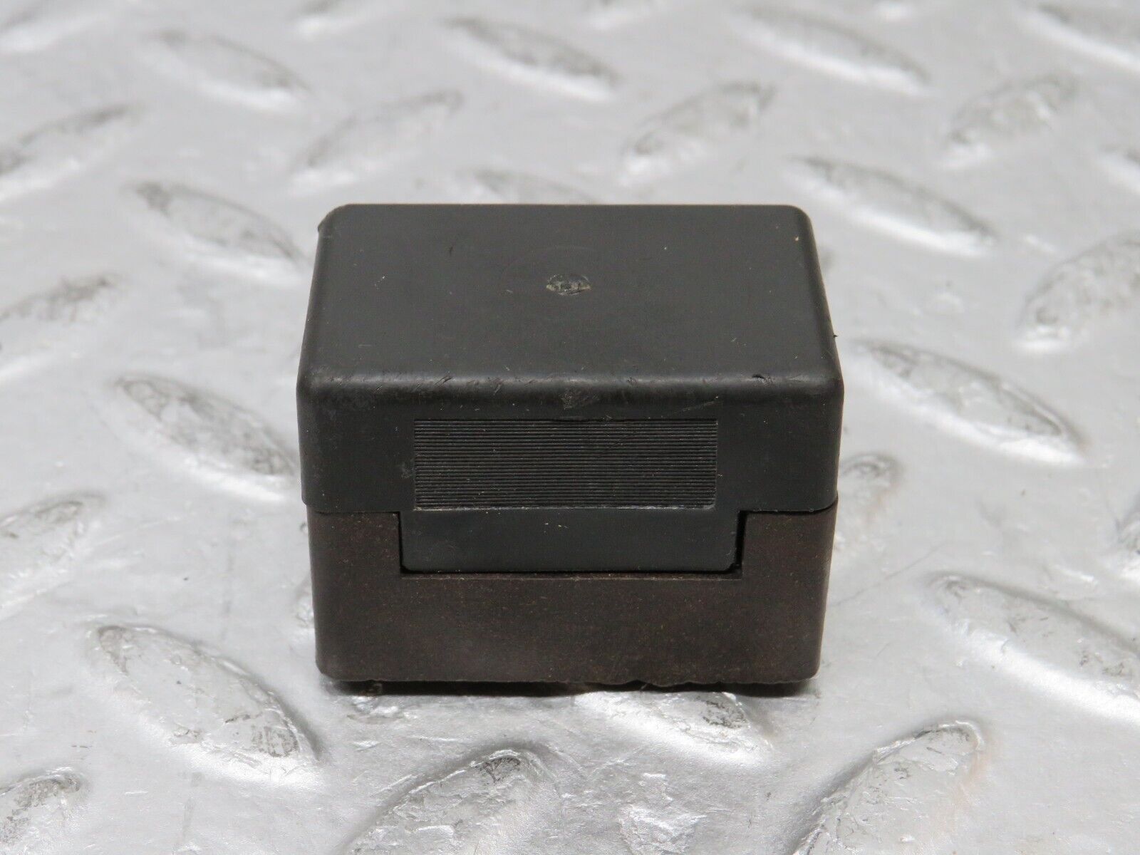 37322 Mercedes-Benz W109 300SEL Fuse Box Connector