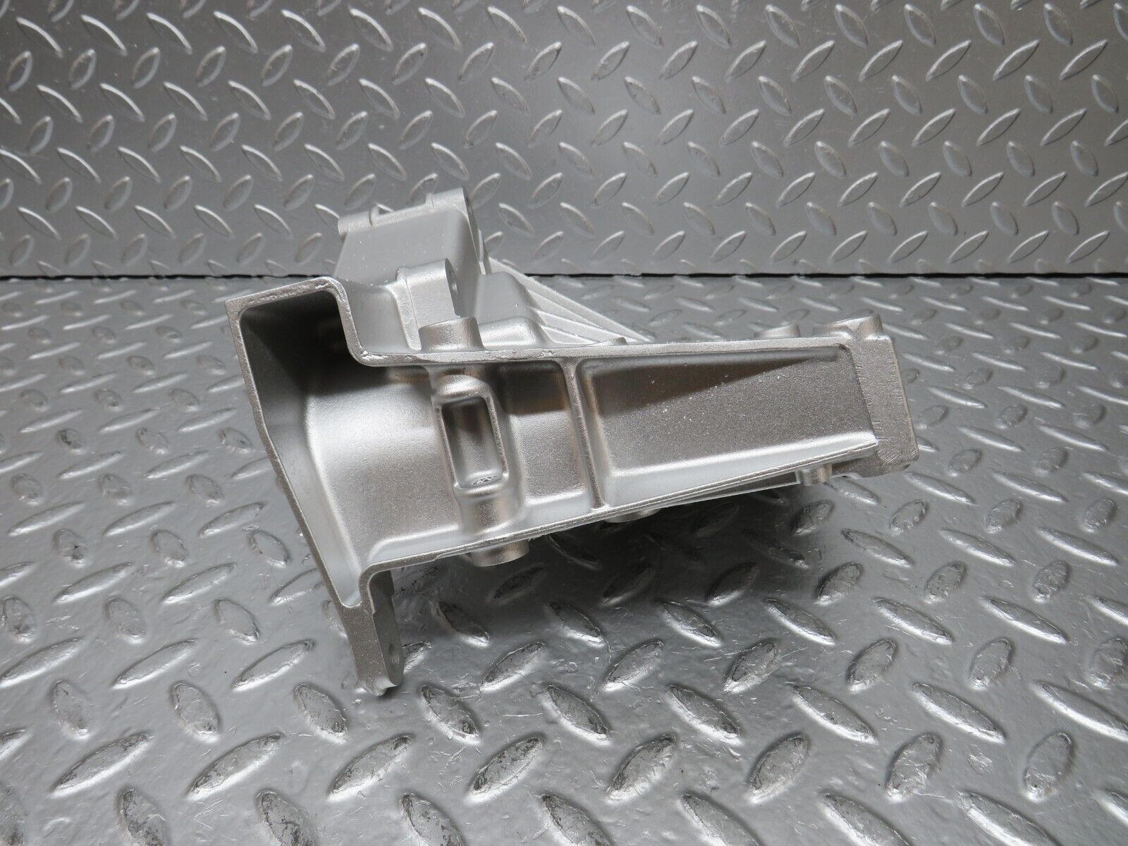 30540 Mercedes-Benz W124 230E Power Steering Pump Bracket 1022361330