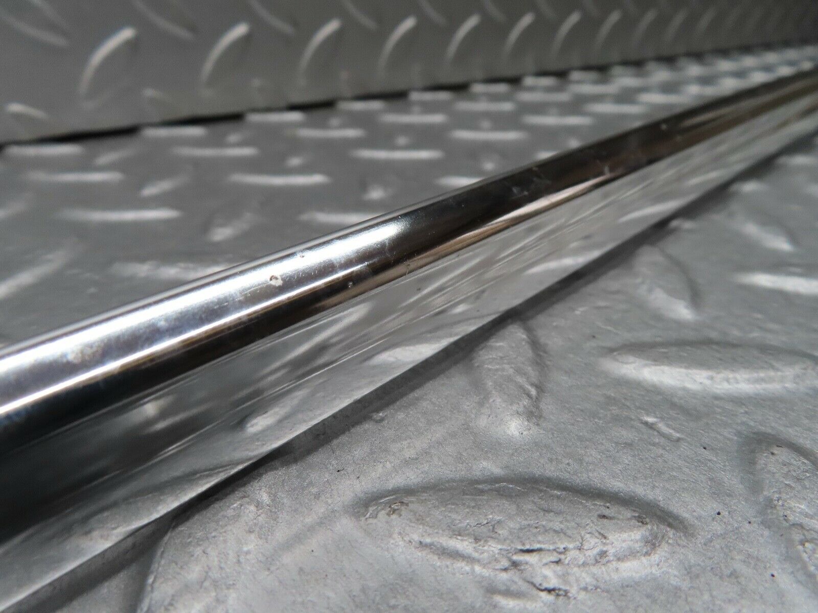 18139 Mercedes-Benz W123 200 Front Right Door Chrome Moulding Trim