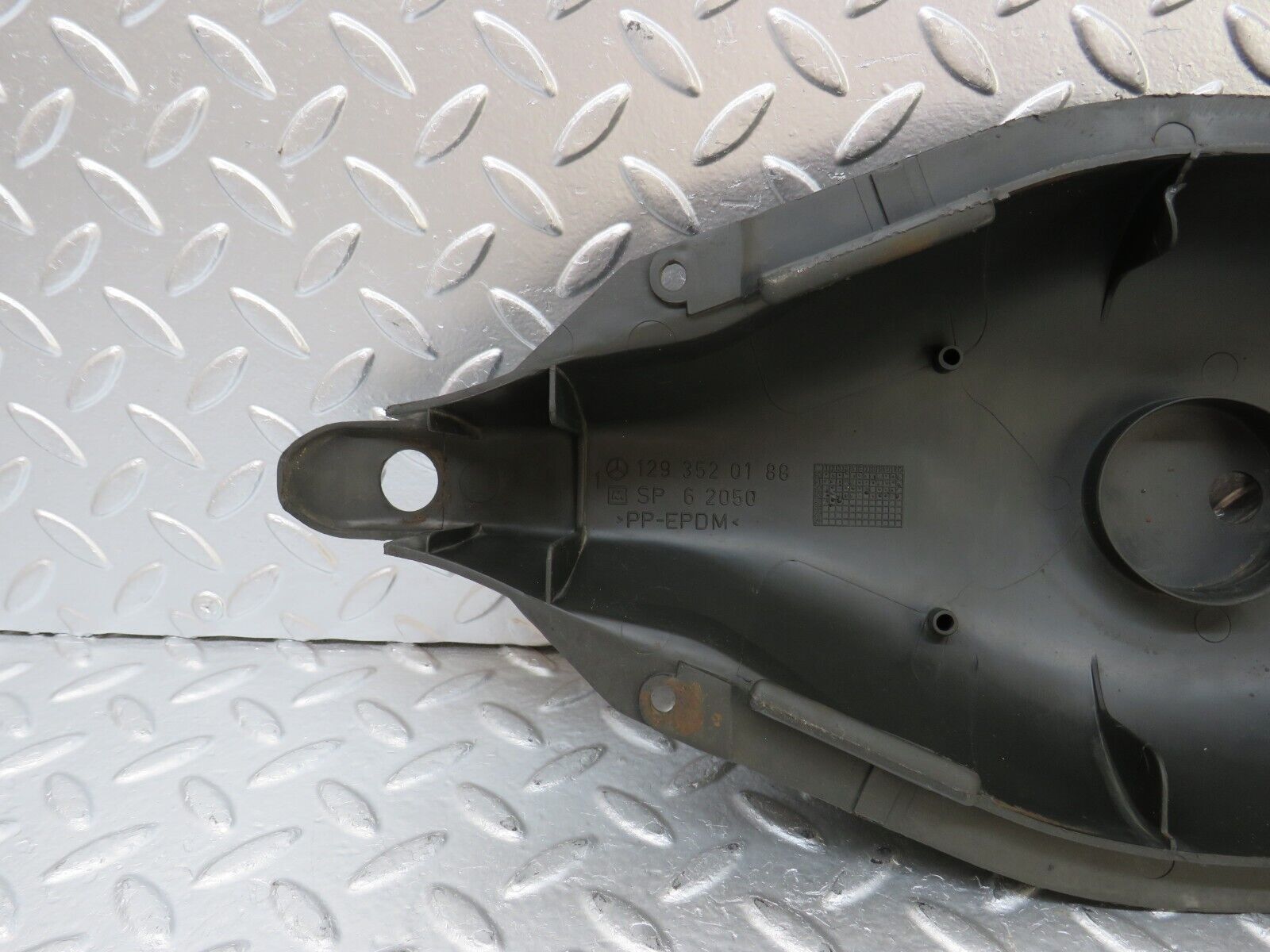 25687 Mercedes-Benz W124 280E Rear Control Arm Cover 1293520189