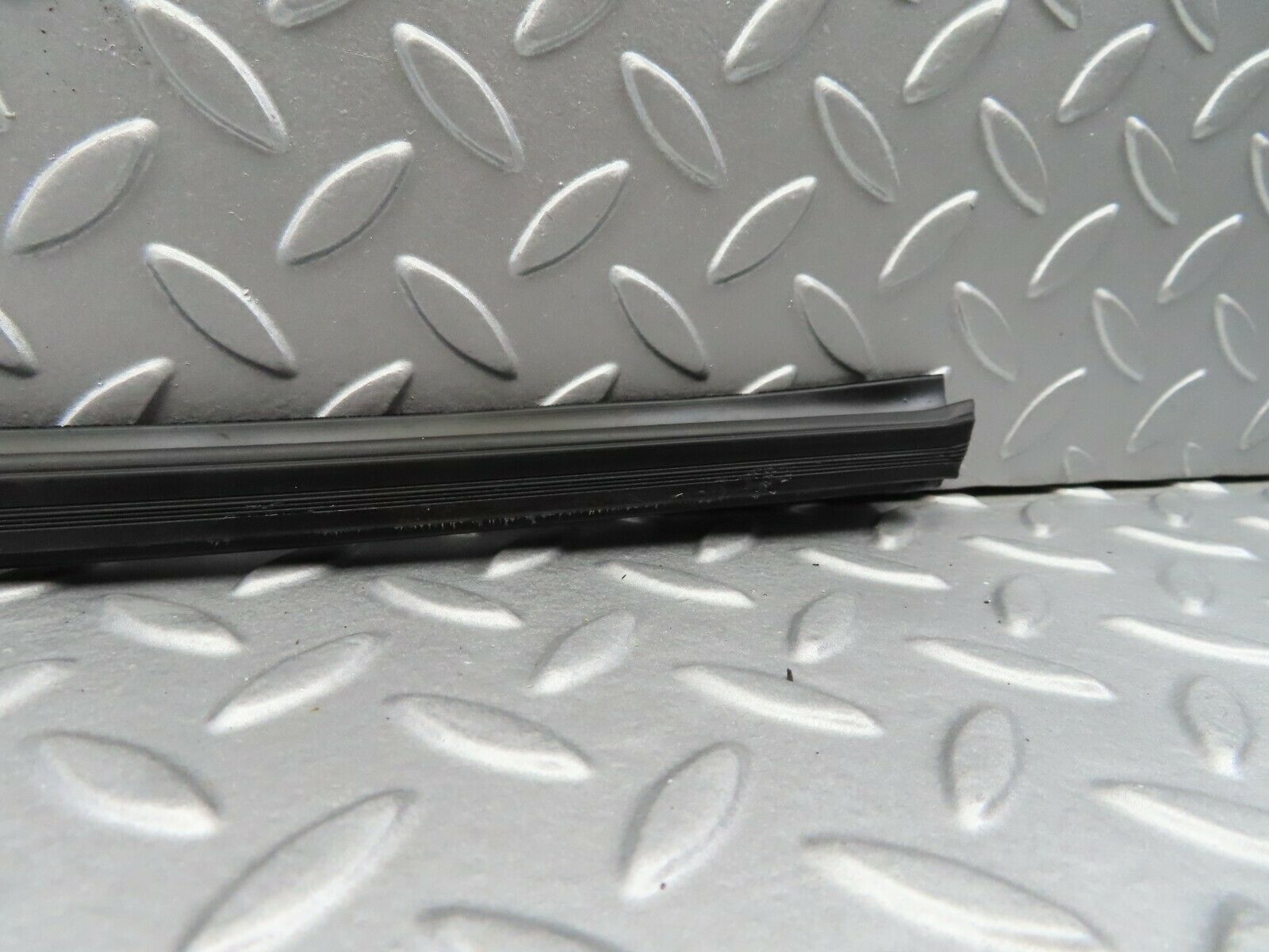 6552 Mercedes-Benz S124 E220 Wagon Window Weatherstrip Seal Front Left