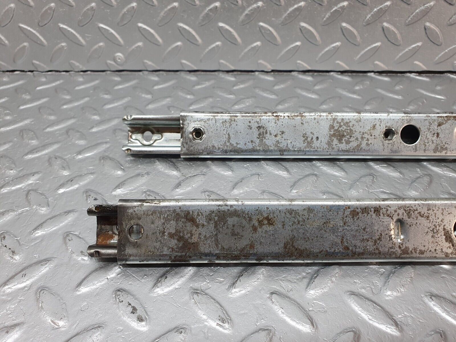 40791 Mercedes-Benz W123 300D Front Right Seat Rail Pair